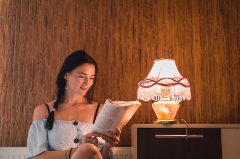 Menata Lampu Meja Berbahan Logam