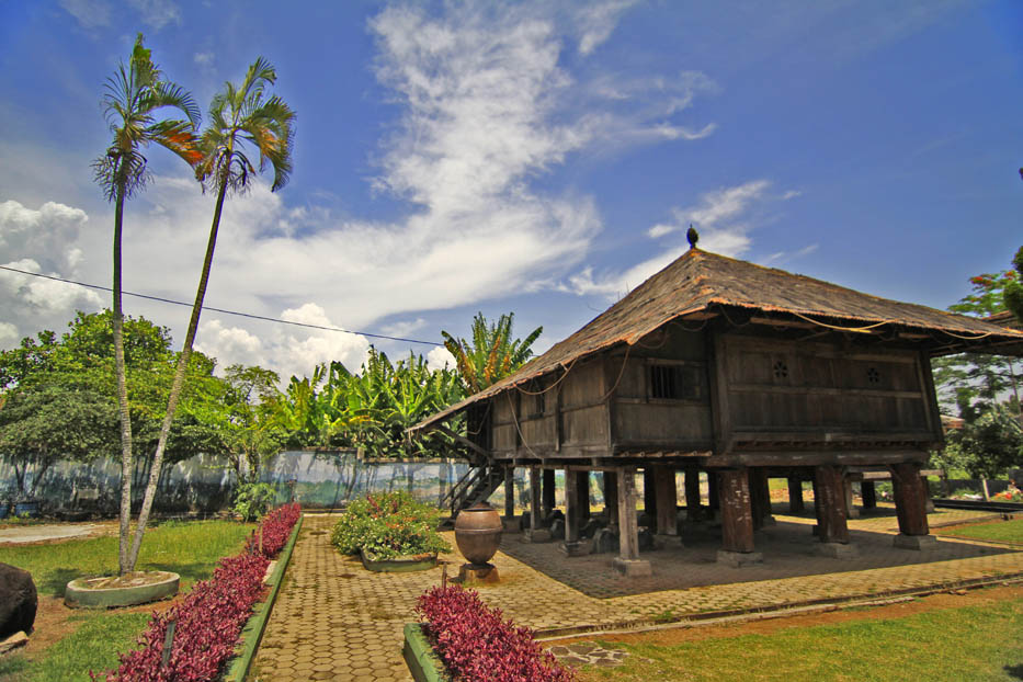 Filosofi Rumah Adat Warga Lampung Nuwo Sesat