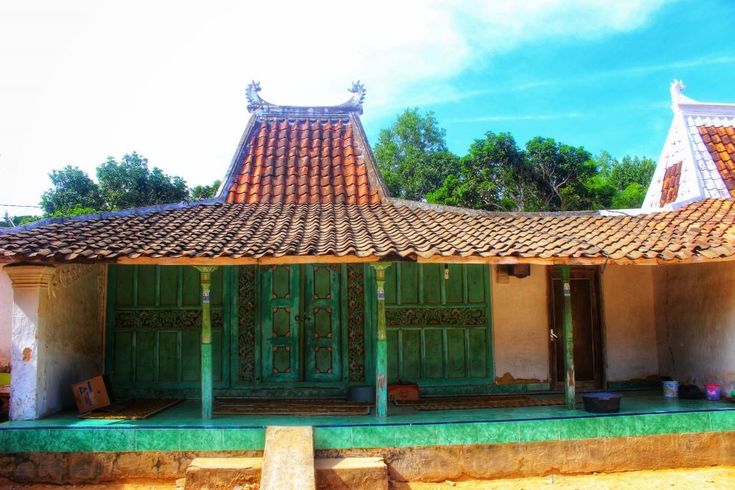 Tanean Lanjhang Rumah Adat Madura