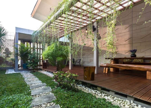 Desain Taman Outdoor Rumah Konsep Tropis, Bikin Hunian Lebih Sejuk dan Estetik 2 Tropis
