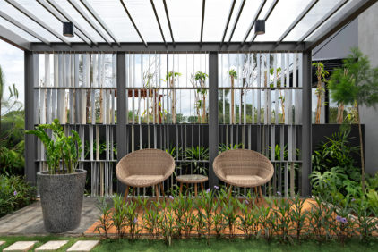 Desain Taman Plus Ruang Tamu: 12 Ide Indoor-Outdoor Living yang Estetik, Nyaman, dan Bikin Rumah Terasa Lebih Luas 2 Ruang